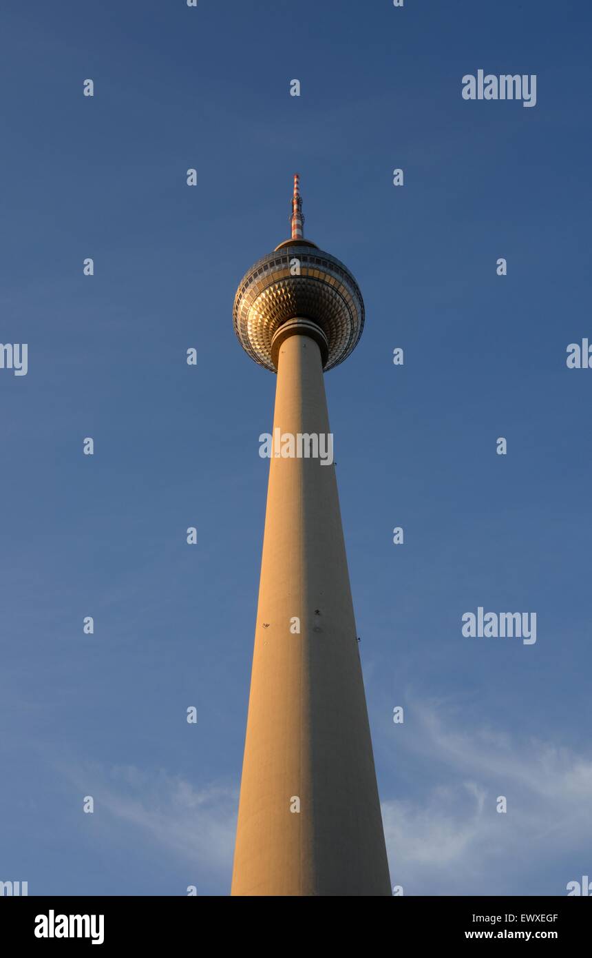 Guardando la torre della televisione di Berlino contro il cielo blu profondo, la Germania Foto Stock