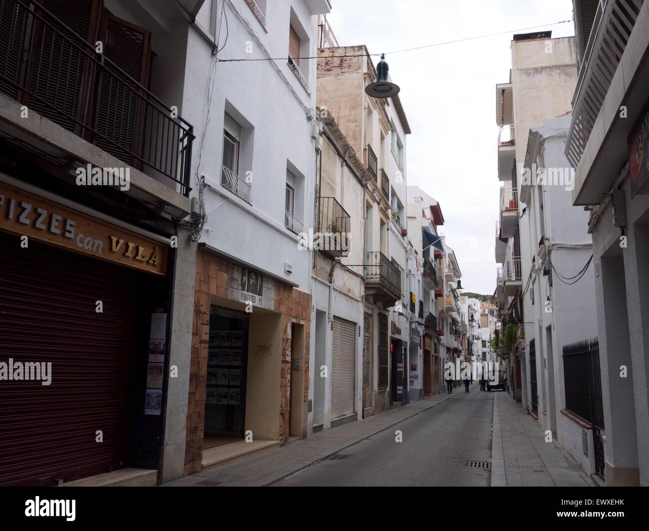 Tipico spagnolo street con i suoi negozi e case Foto Stock
