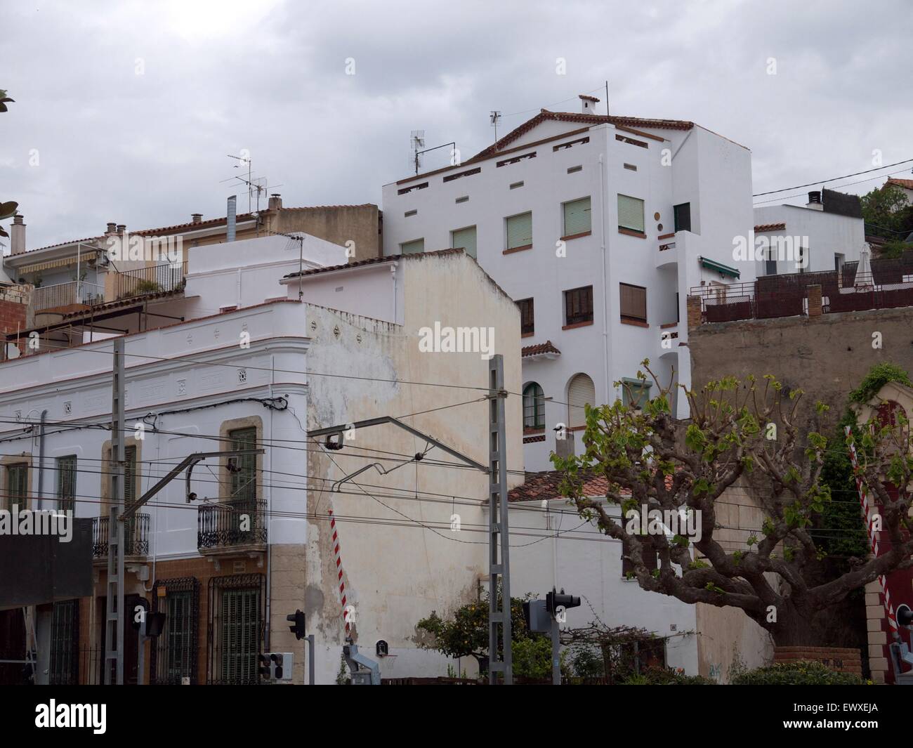 Appartamenti in Spagna con una linea ferroviaria in esecuzione nella parte anteriore Foto Stock