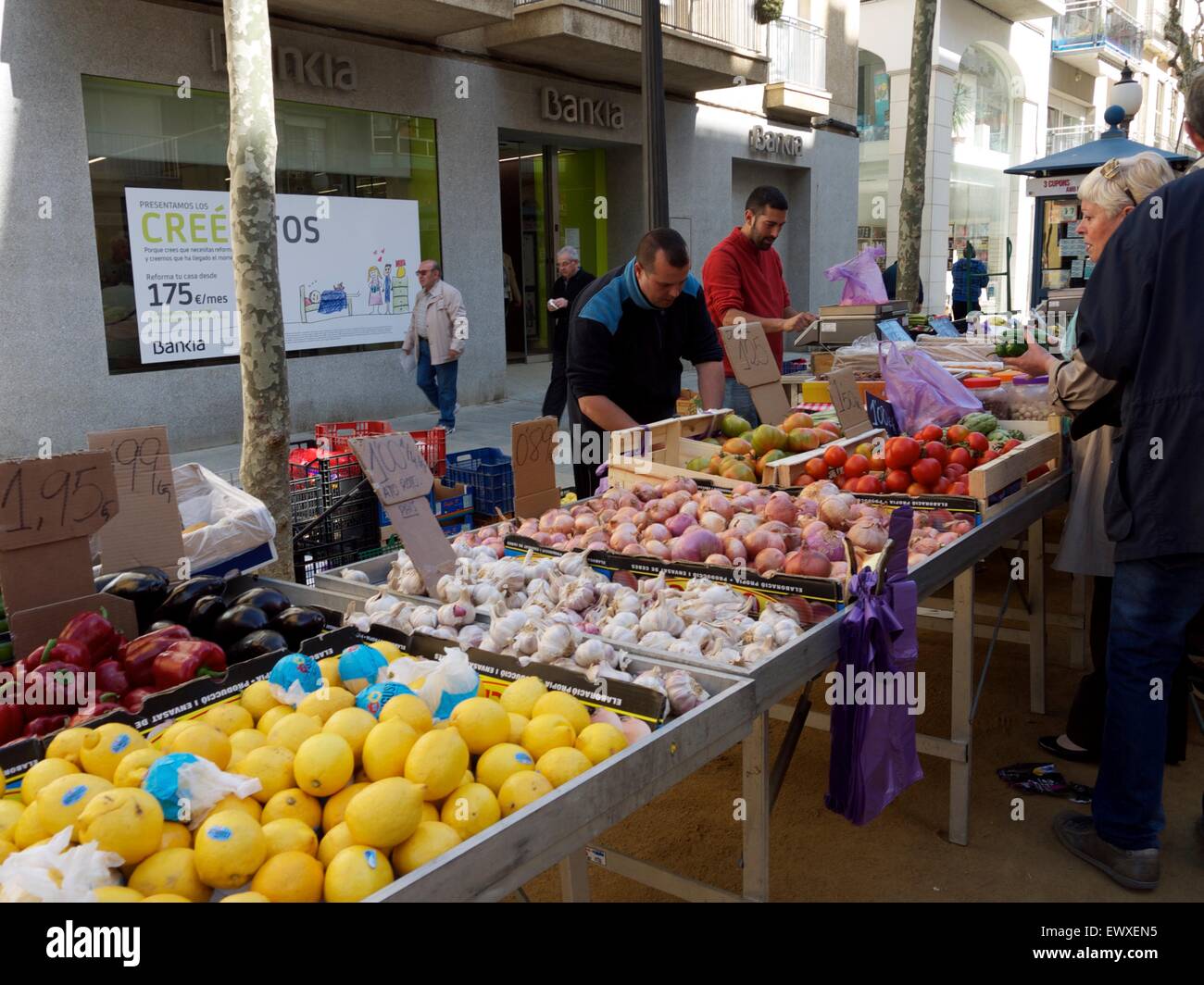 People shopping a frutta stand in un mercato aperto in Spagna Foto Stock