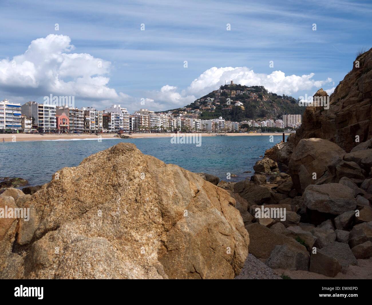 Le rocce in primo piano e un beach resort in background Foto Stock
