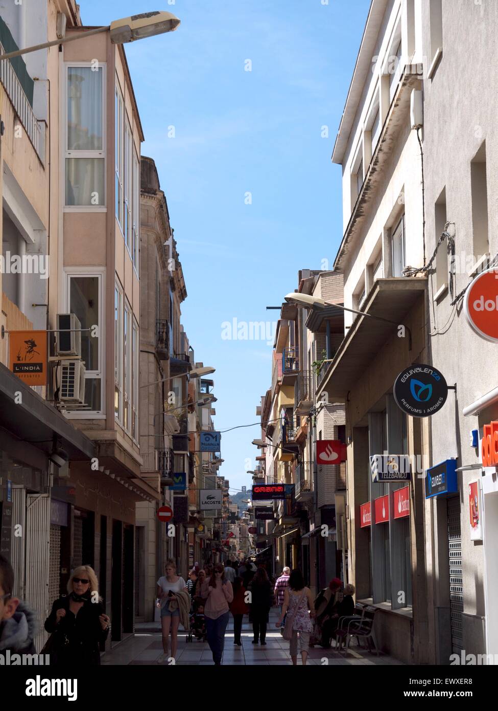 Tipica strada dello shopping in una vacanza spagnola resort Foto Stock