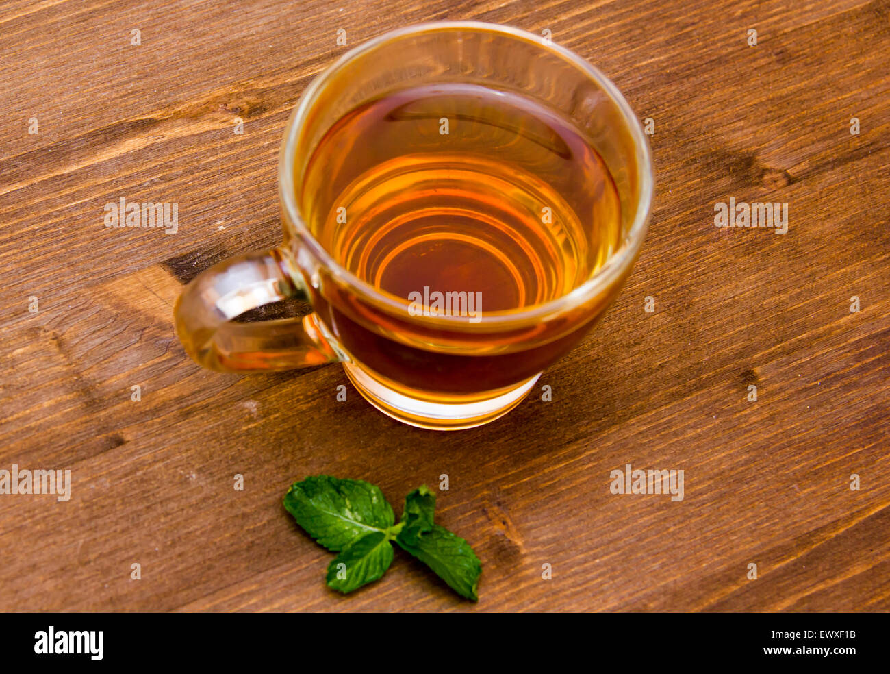 Tazza da tè di menta sul tavolo in legno visto da sopra Foto Stock