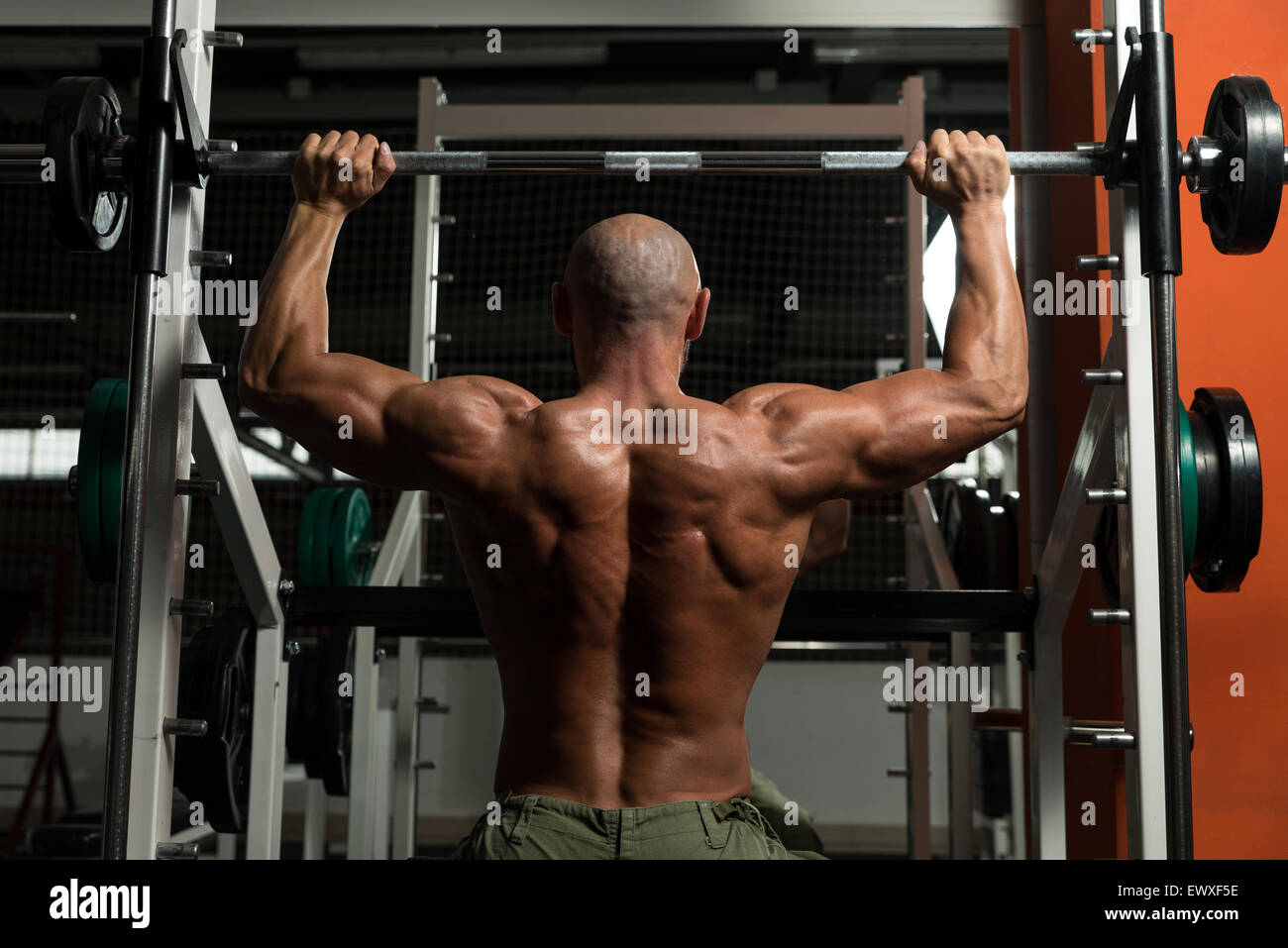 Uomo maturo spalla facendo esercizi in palestra Foto Stock