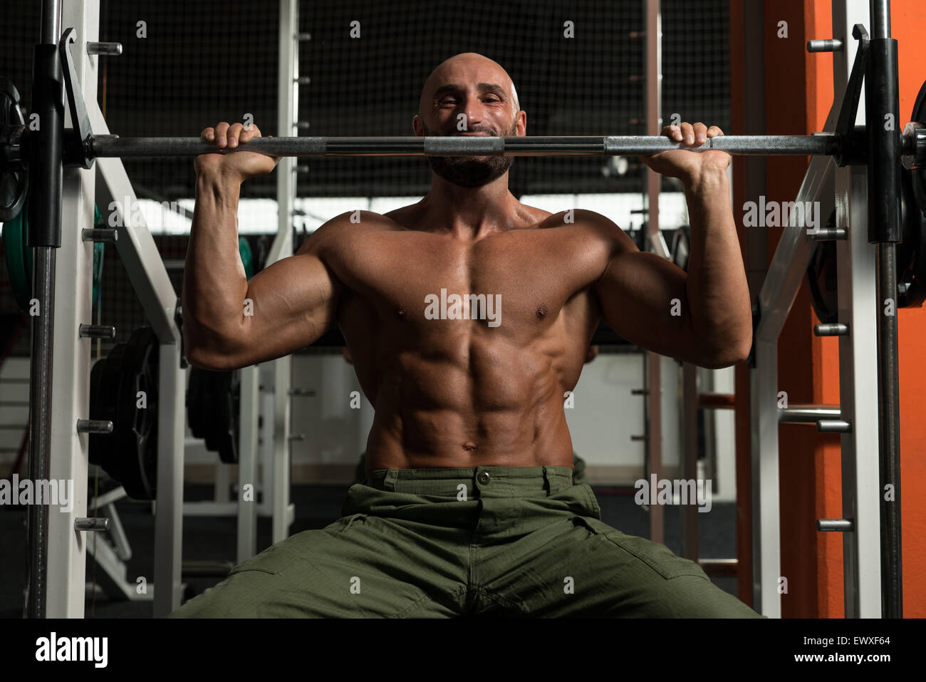 Uomo maturo spalla facendo esercizi in palestra Foto Stock