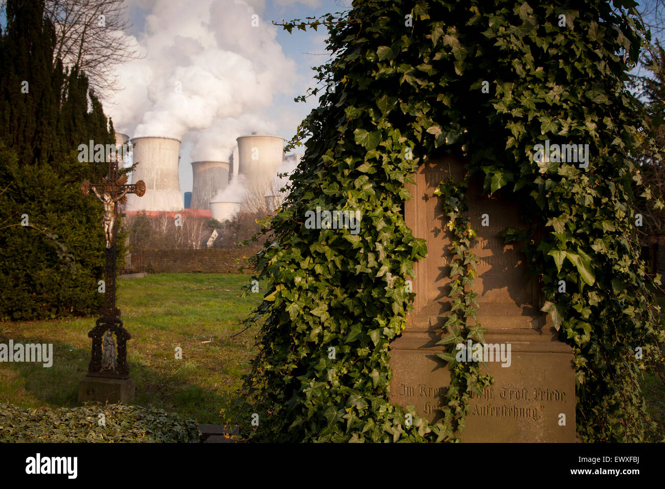 DEU, in Germania, in Renania settentrionale-Vestfalia, Bergheim, cimitero nel quartiere Auenheim, sullo sfondo il carbone fossile bruno power statio Foto Stock