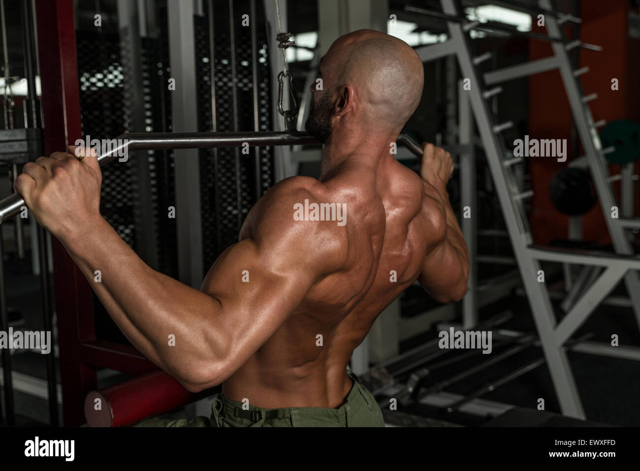 Uomo maturo facendo esercizi per la schiena in palestra Foto Stock