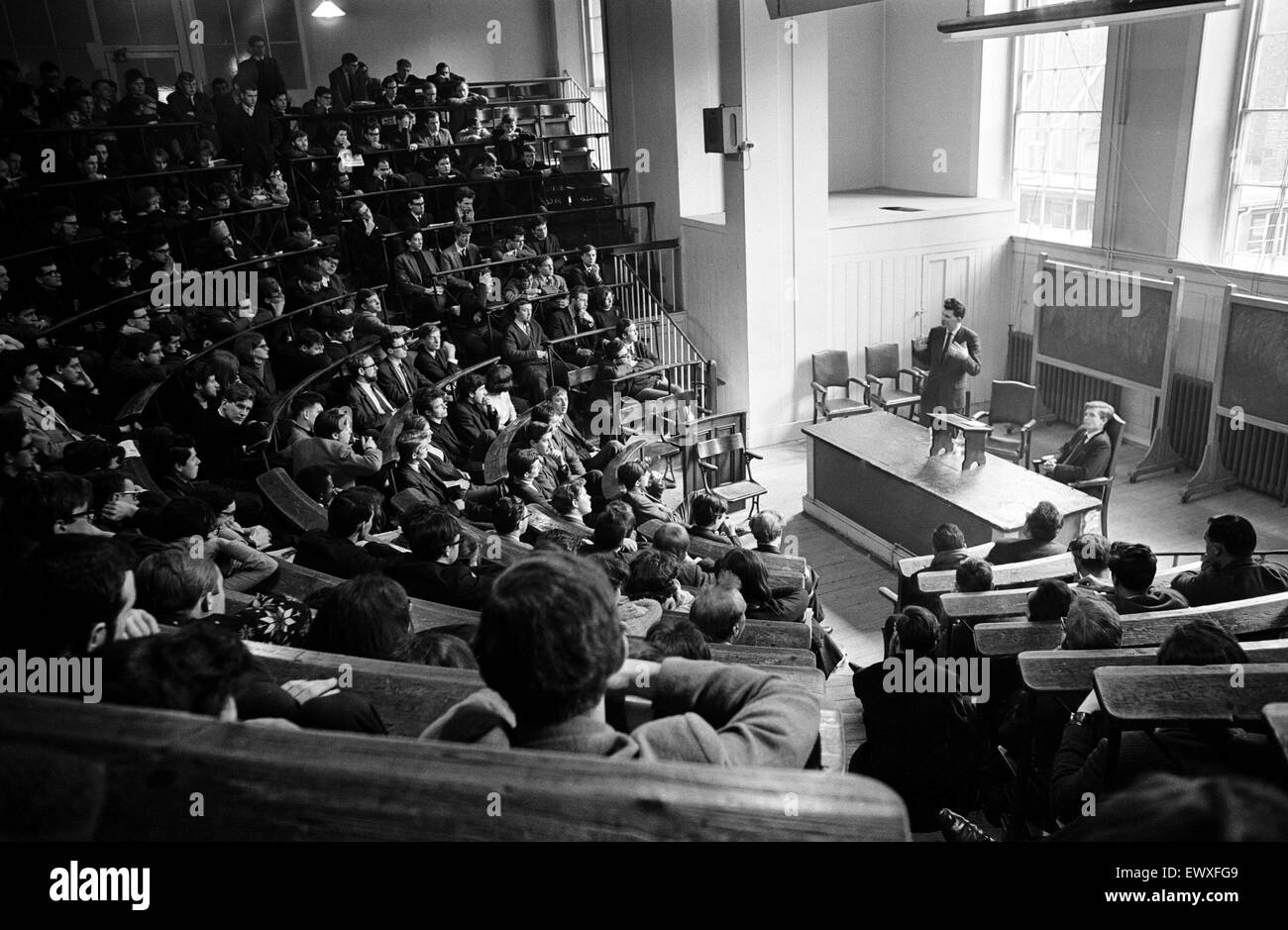 MP conservatore per Smethwick, Peter Griffiths, parlando al Kings College di Londra. Il 16 febbraio 1965. Foto Stock