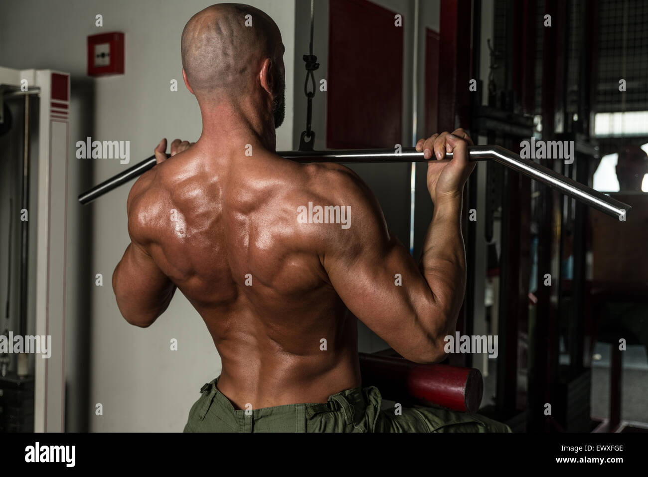 Uomo maturo facendo esercizi per la schiena in palestra Foto Stock