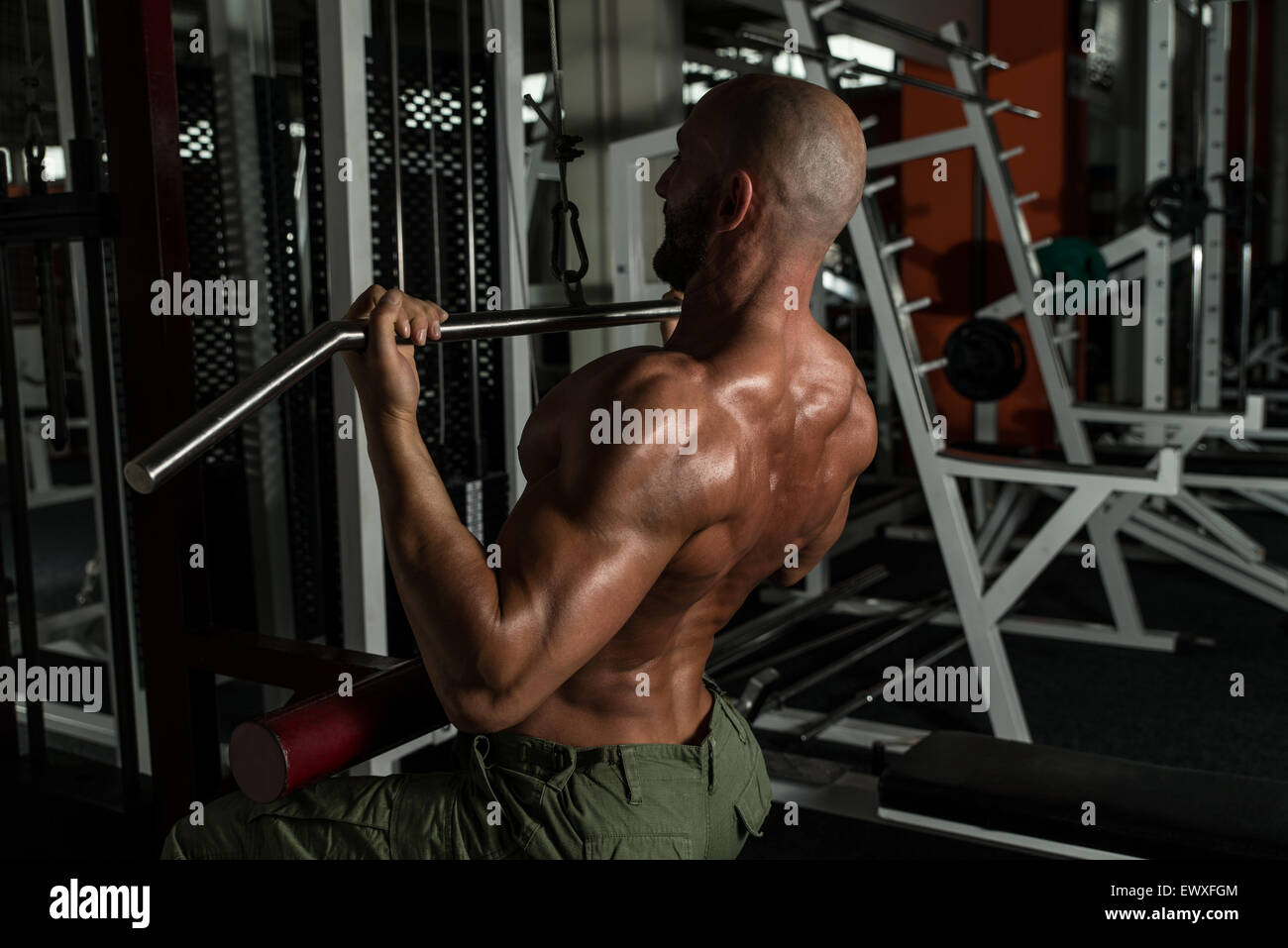 Uomo maturo facendo esercizi per la schiena in palestra Foto Stock