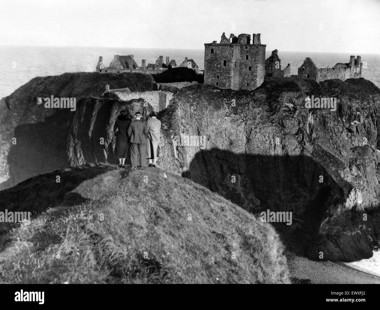 Vista generale dei rovinato fortezza medievale del Castello di Dunnottar vicino a Stonehaven, Aberdeenshire. Circa 1935. Foto Stock