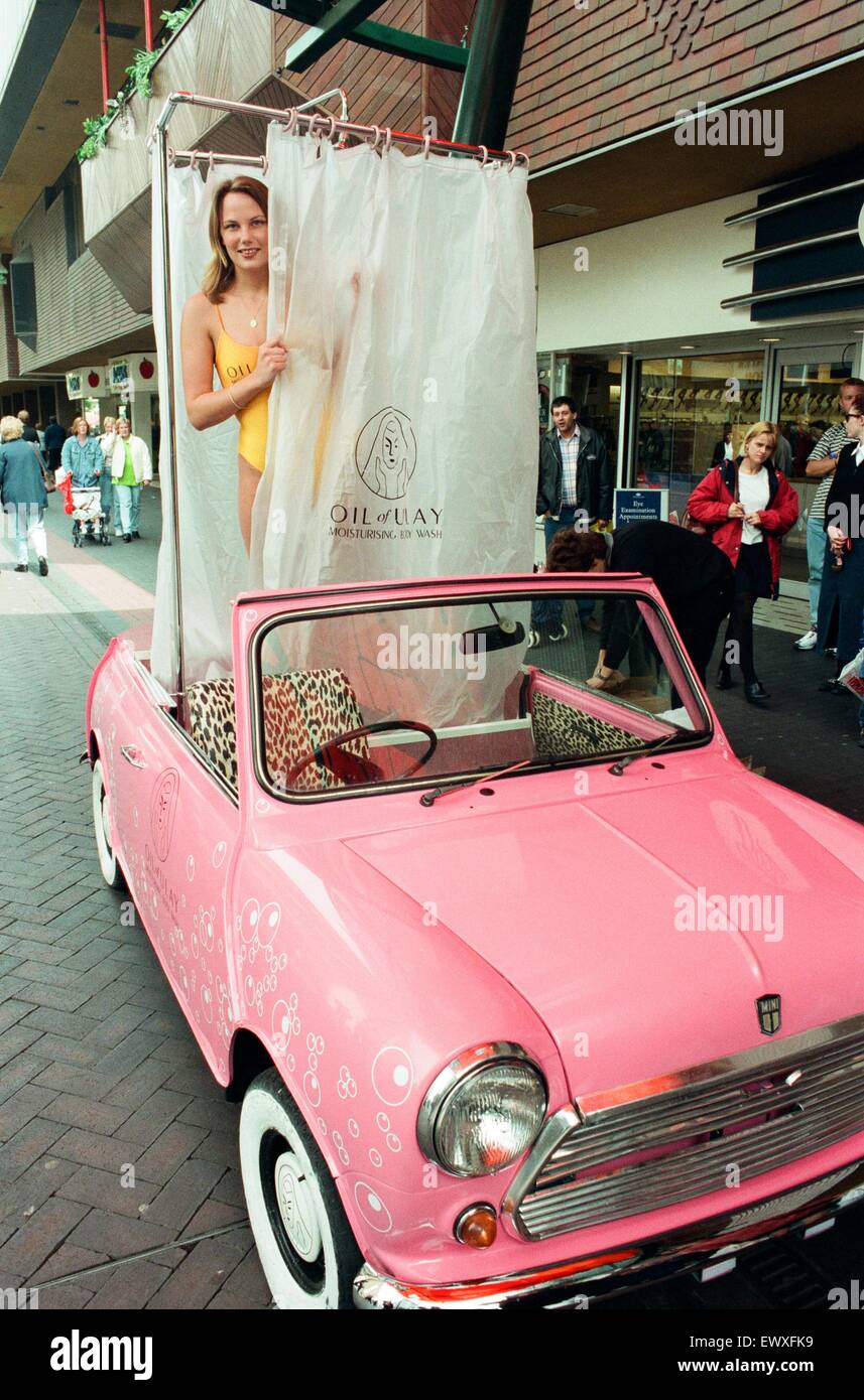 Modello locale Louise Marr prende una doccia nel retro di un mini auto, Linthorpe Road. 11 giugno 1998. Foto Stock