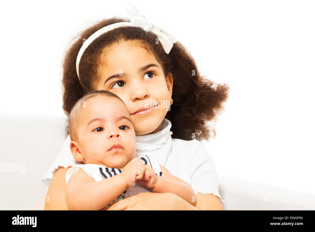 Bella ragazza africana detiene la sorella baby in armi Foto Stock