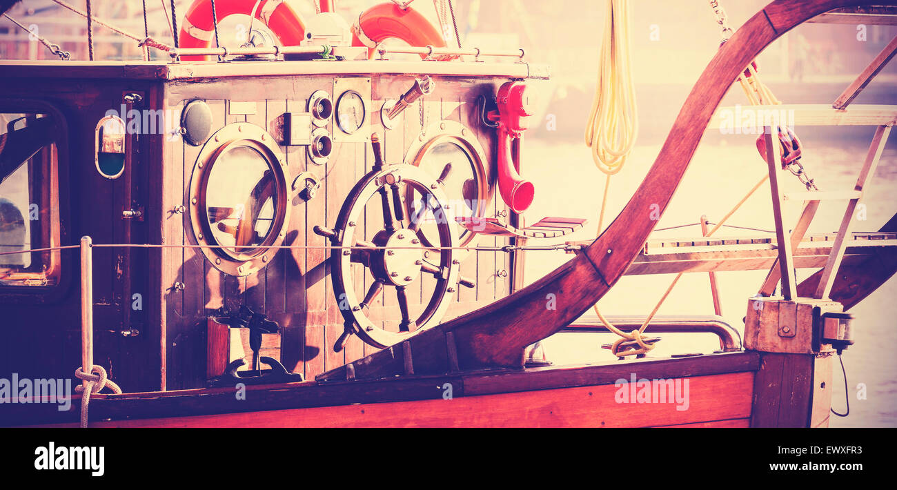Retro Vintage filtrata foto della vecchia barca a vela ponte con volante in legno. Foto Stock
