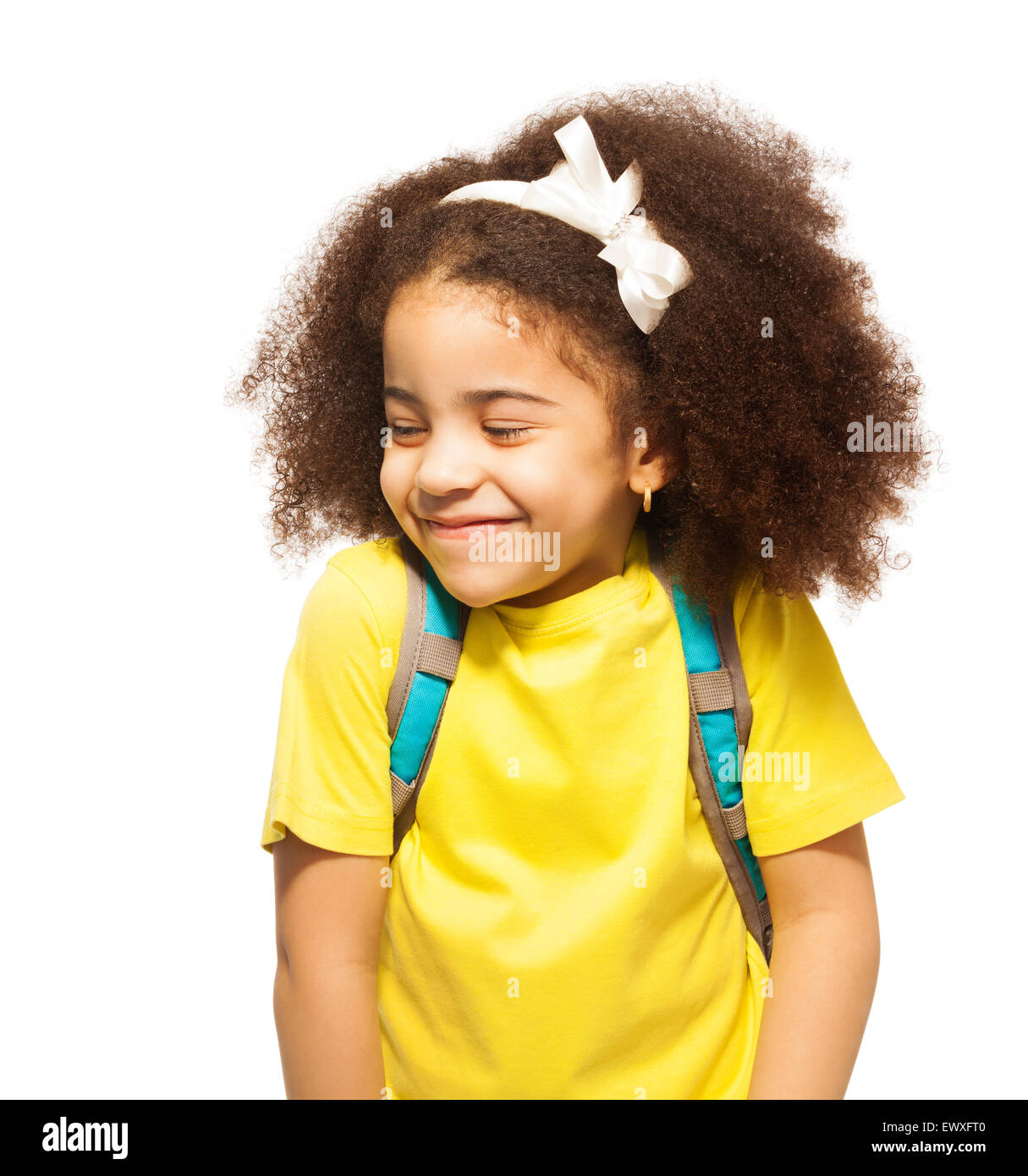 Timida ragazza africana con il bianco bow, occhi chiusi Foto Stock