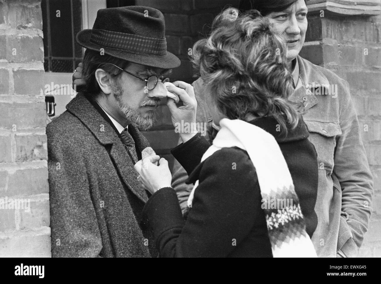 Dudley Moore come il carattere di Dr Clive Elwood, catturare una commedia della BBC funzione denominata "Una mela al giorno' in Liverpool Road, lettura. Vedere qui avente il suo make-up toccata di tra prende. . Circa Ottobre 1970 Foto Stock