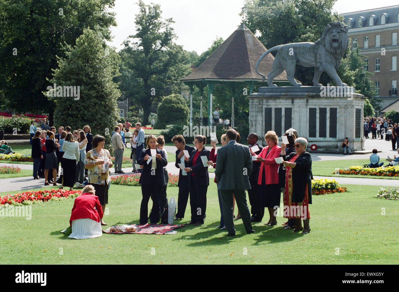 La gente in attesa di vedere un eclisse solare totale a Forbury Gardens, lettura. 11 agosto 1999. Foto Stock
