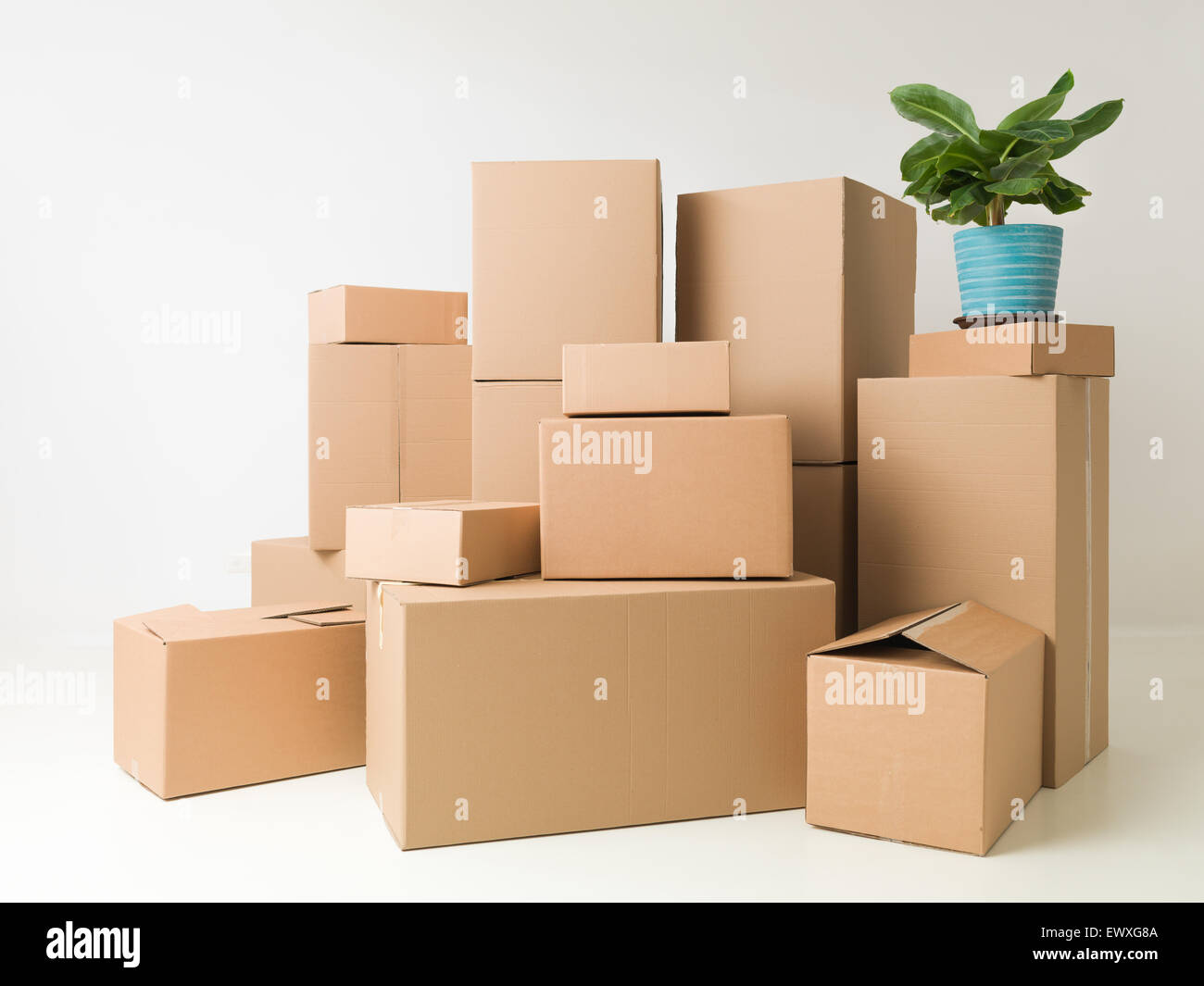 Spostamento scatole impilate nella stanza vuota pronta per movers Foto  stock - Alamy