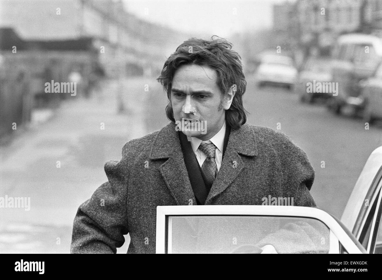 Dudley Moore entra in una vettura dopo la rimozione di suo make-up o durante le riprese di una commedia della BBC funzione denominata "Una mela al giorno' in Liverpool Road, lettura. Tracce di make-up può ancora essere visto in tutto il suo naso circa ottobre 1970 Foto Stock