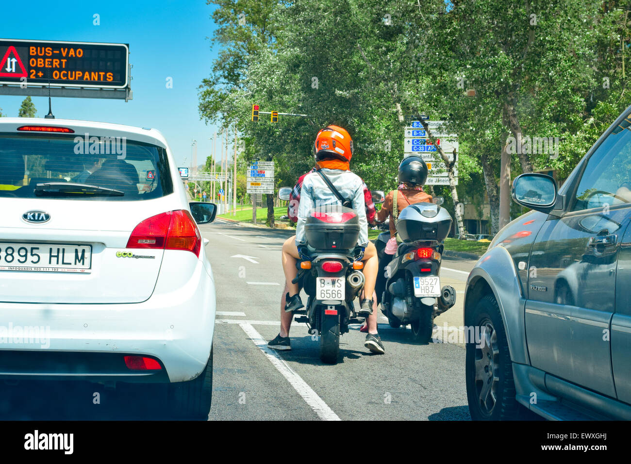 Moto tra le vetture. Barcellona, in Catalogna, Spagna. Foto Stock