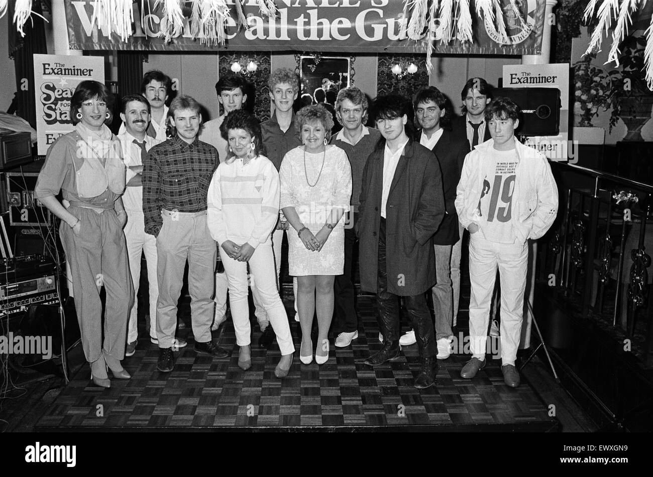 Fodera per la loro grande momento sono questi atti nel terzo calore dell'Esaminatore cerca per una stella di concorrenza a Huddersfield Adega del night club la scorsa notte. I vincitori sono stati gruppo pop della Cina sono passate, in secondo luogo era femmina duo Merangue e gruppo pop Ramke Foto Stock