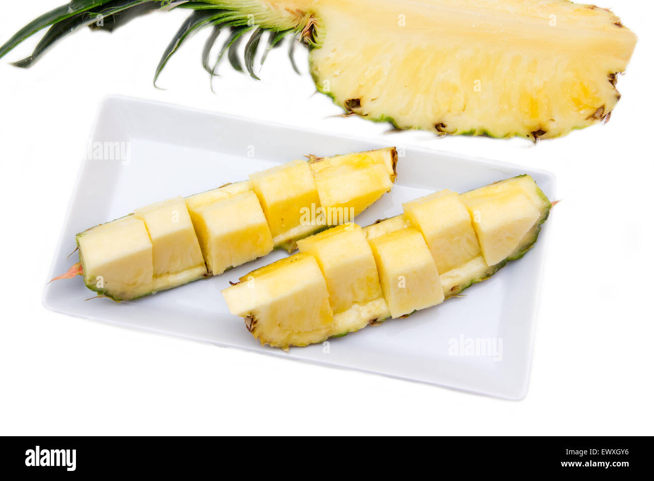 Fetta di ananas tagliata su uno sfondo bianco visto da sopra Foto Stock