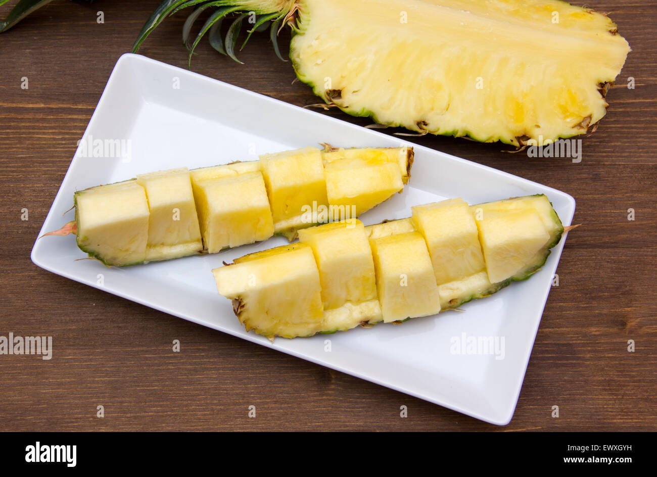 Fette di ananas tagliato sul tavolo in legno visto da sopra Foto Stock