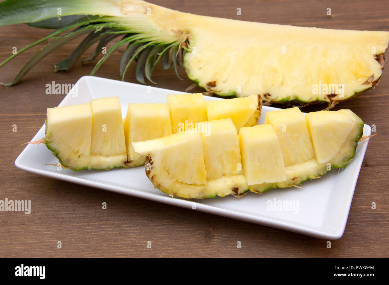 Fette di ananas tagliato sul tavolo di legno Foto Stock