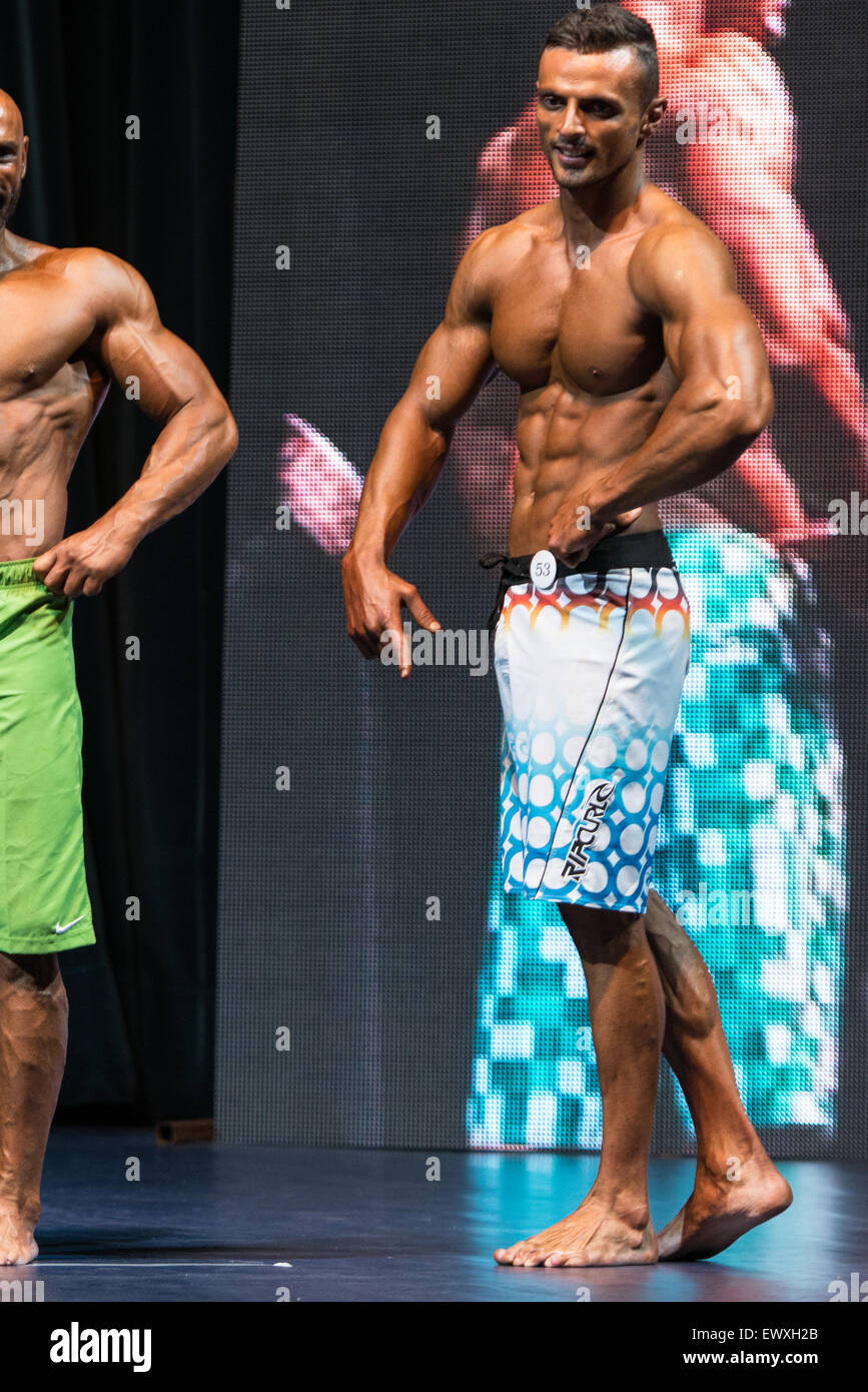 Mens Physique in posa durante una competizione di Bodybuilding Foto Stock