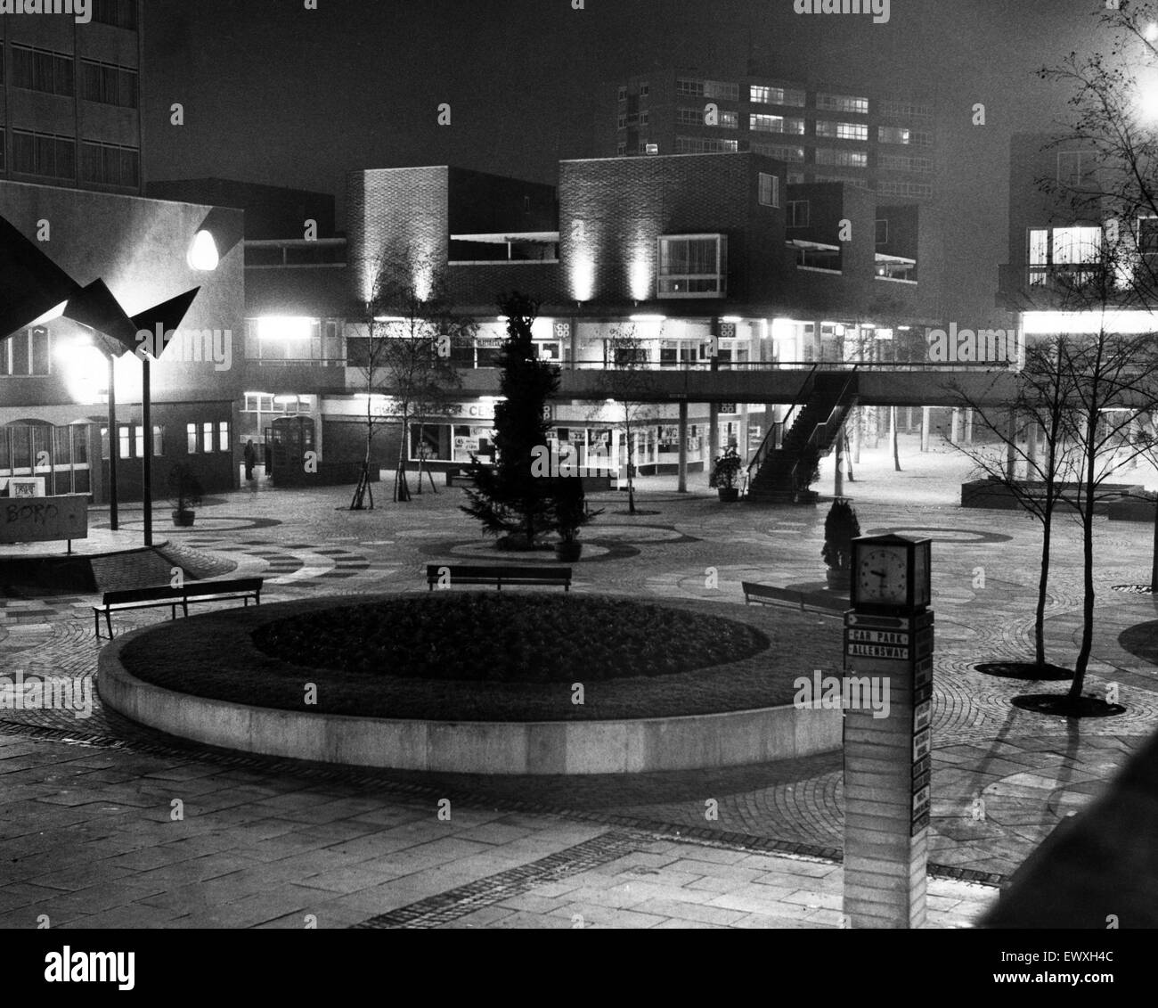 Notte Tempo in uno di Teesside i primi importanti sviluppi per lo shopping, Thornaby. Il 1 febbraio 1972. Foto Stock