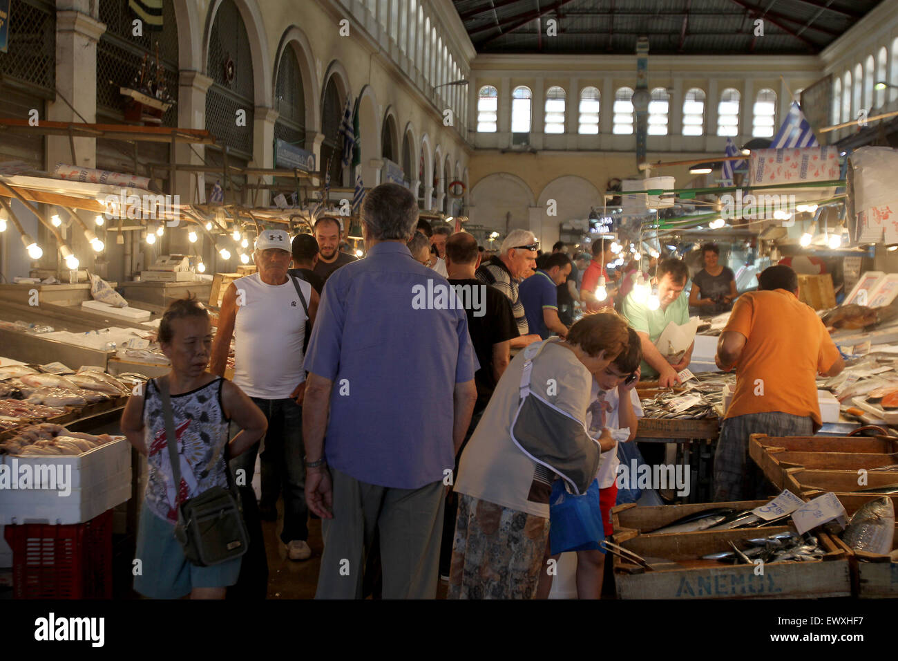 Atene. 2 Luglio, 2015. I clienti a fare acquisti al mercato centrale di Atene in Atene, 2 luglio 2015. I greci di mantenere la calma mentre il paese è entrato un territorio inesplorato dal Atene non è riuscita a restituire il FMI come bailout esaurito il 30 giugno. © Marios Lolos/Xinhua/Alamy Live News Foto Stock