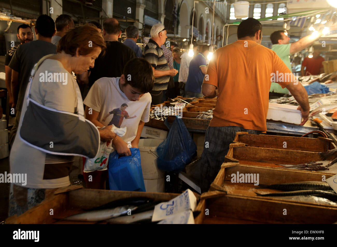 Atene. 2 Luglio, 2015. I clienti a fare acquisti al mercato centrale di Atene in Atene, 2 luglio 2015. I greci di mantenere la calma mentre il paese è entrato un territorio inesplorato dal Atene non è riuscita a restituire il FMI come bailout esaurito il 30 giugno. © Marios Lolos/Xinhua/Alamy Live News Foto Stock