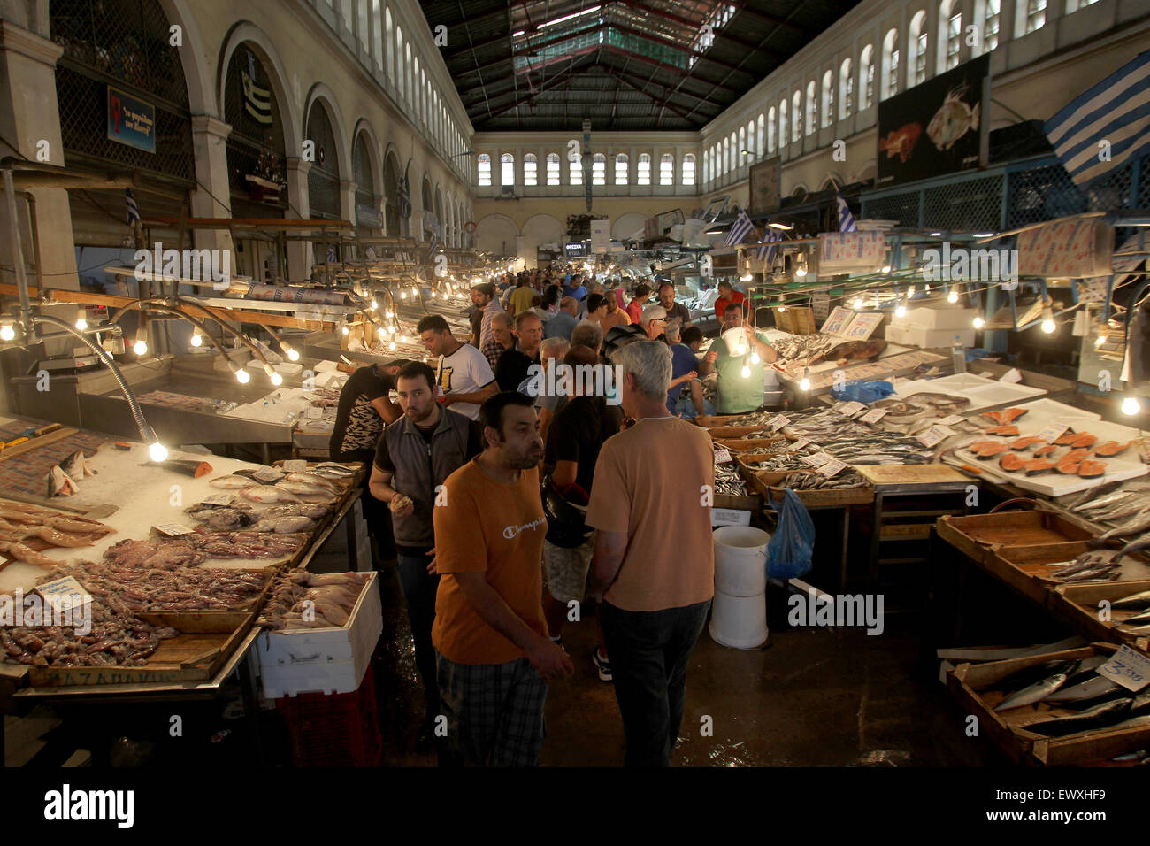 Atene. 2 Luglio, 2015. I clienti a fare acquisti al mercato centrale di Atene in Atene, 2 luglio 2015. I greci di mantenere la calma mentre il paese è entrato un territorio inesplorato dal Atene non è riuscita a restituire il FMI come bailout esaurito il 30 giugno. © Marios Lolos/Xinhua/Alamy Live News Foto Stock