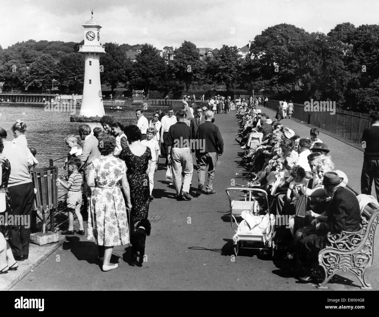 Per coloro che godono di un pomeriggio di sole su Roath Park Lake. Nella foto sullo sfondo è il Faro Memoriale nel lago. Il memorial contiene un modello in scala del 'Terra Nova' nave per commemorare il capitano Scott's sfortunato viaggio in Antartide fr Foto Stock