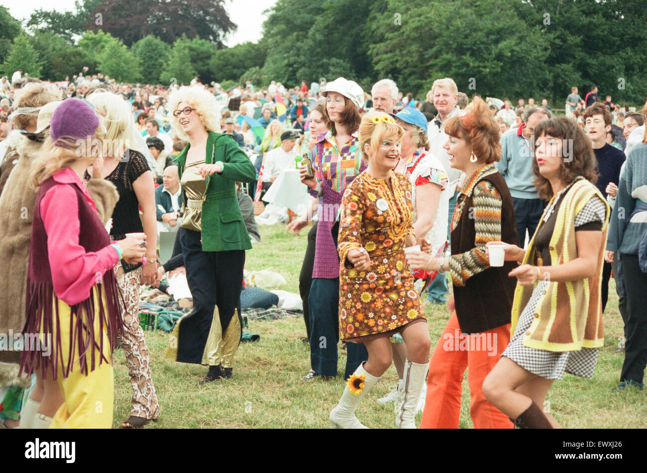 Un anni sessanta e settanta concerto simile a bande e Beatlemania Bjorn Again era tenuto a Ormesby Hall di sabato notte davanti a una folla di circa 3000. 6 luglio 1998. Foto Stock