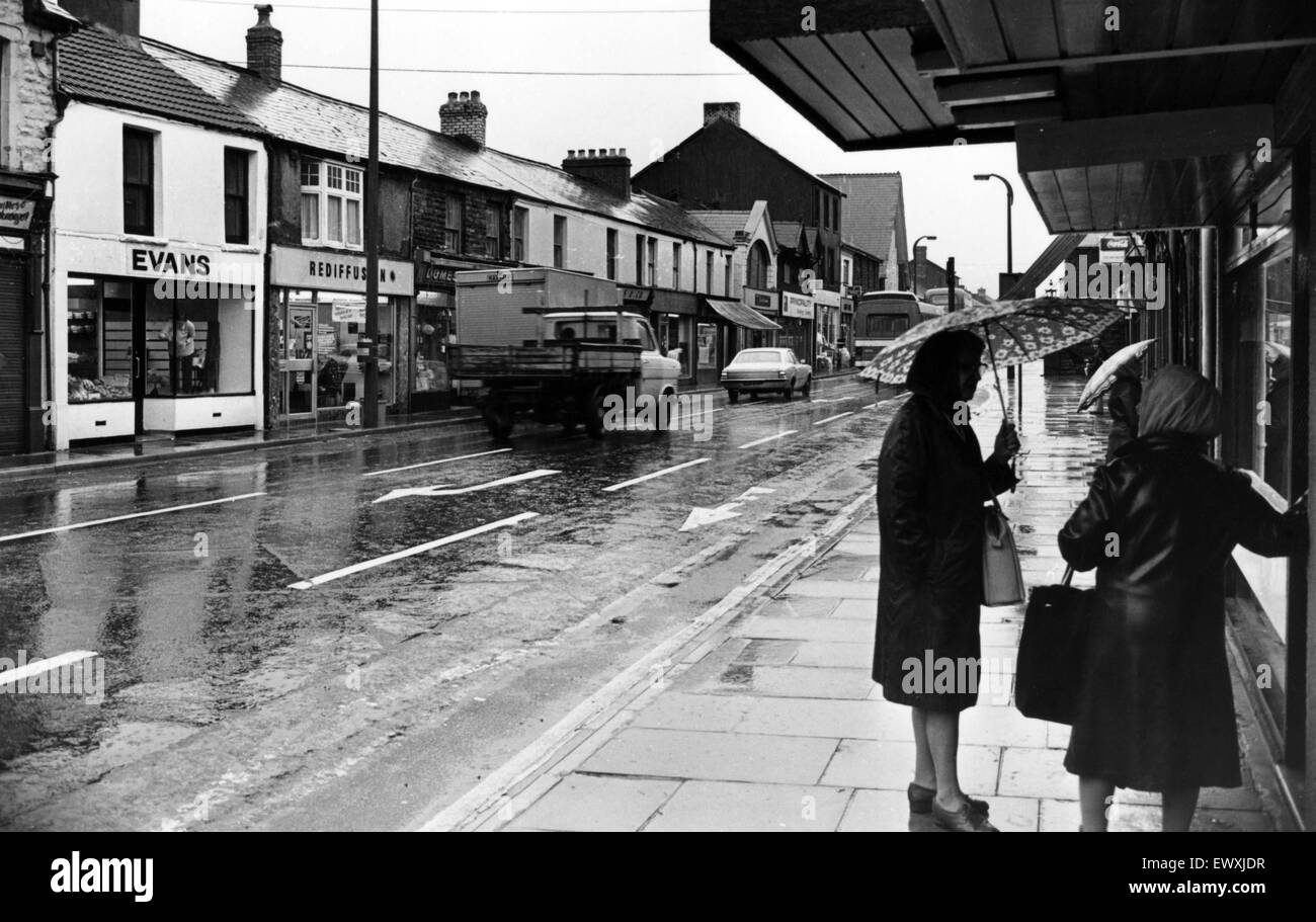 La principale via dello shopping di Treorchy, Galles. 8 novembre 1979. Foto Stock