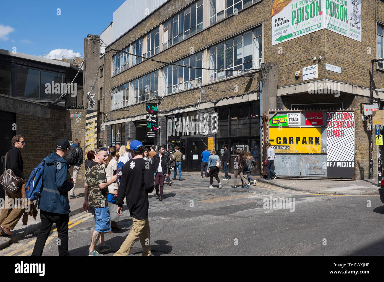 La folla fare il loro modo a Brick Lane Market Hanbury Street London Foto Stock