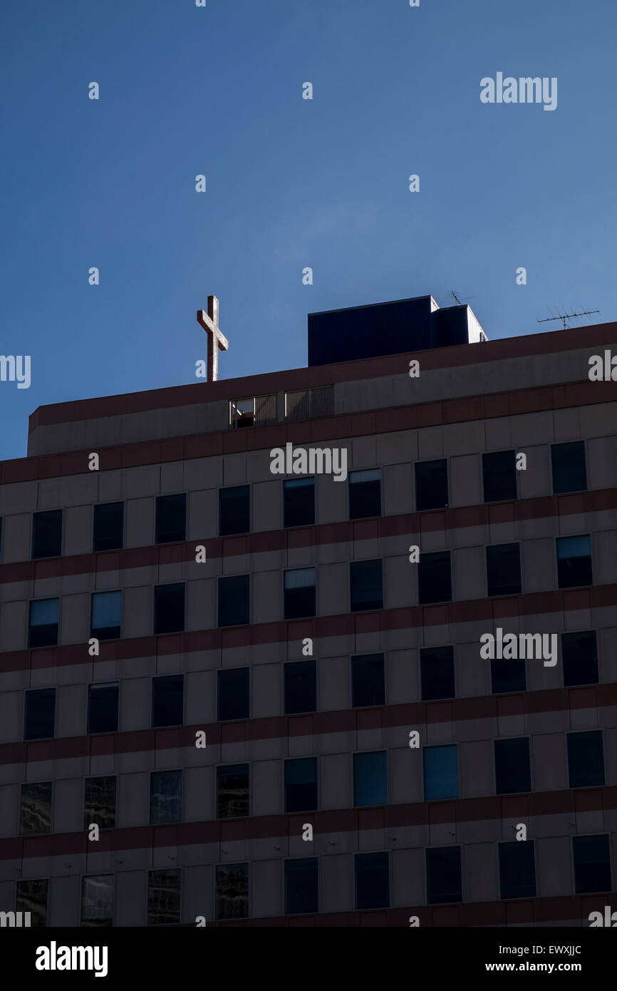 Crocifisso sul tetto della Torre di Cornell su Queen Street, Auckland. Cornell Institute of Business e Tecnologia. Foto Stock