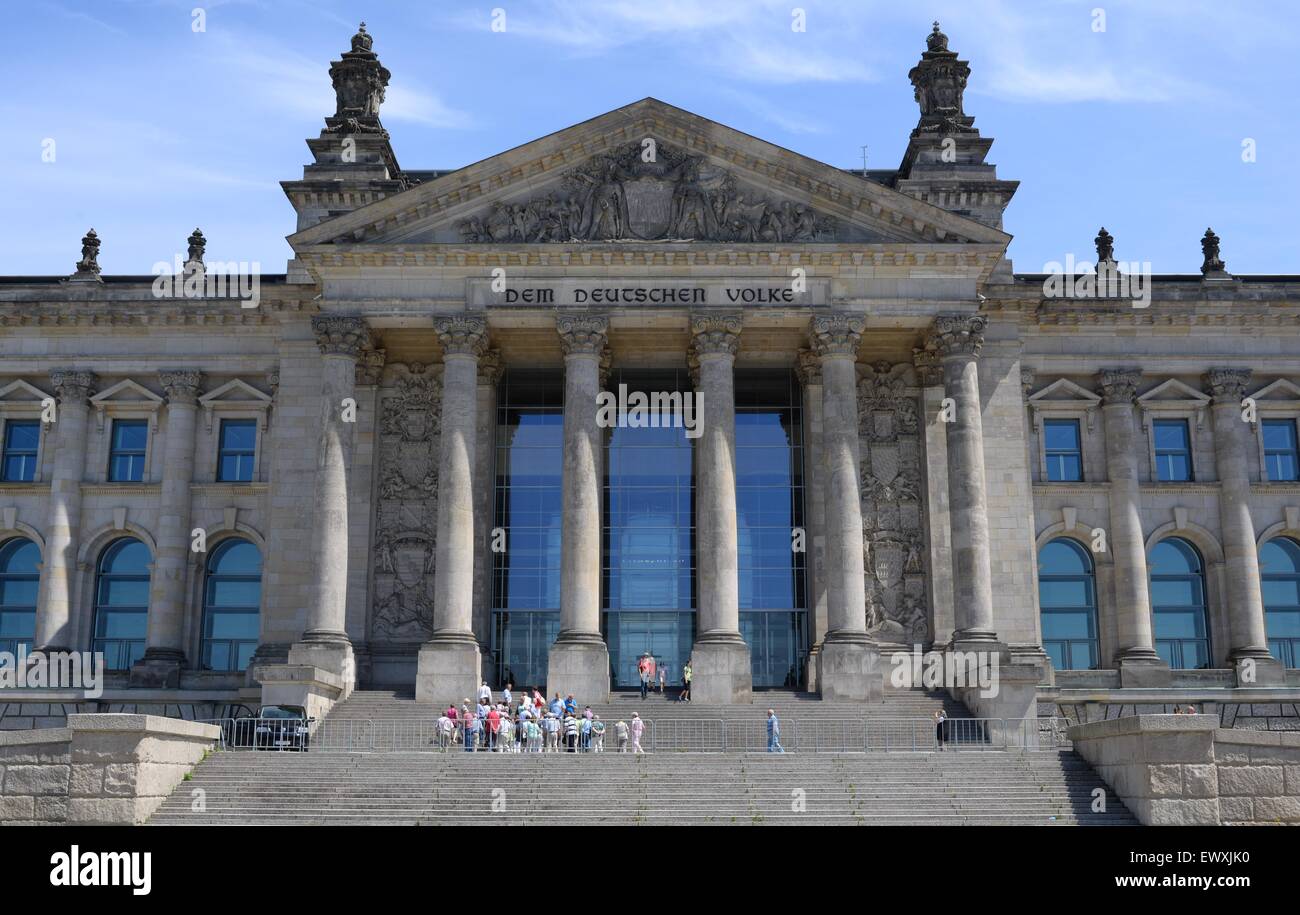 Persone che si accingono ad entrare nel palazzo del parlamento tedesco, Reichstag, a Berlino con il motto DEM Deutschen Volke, Germania Foto Stock