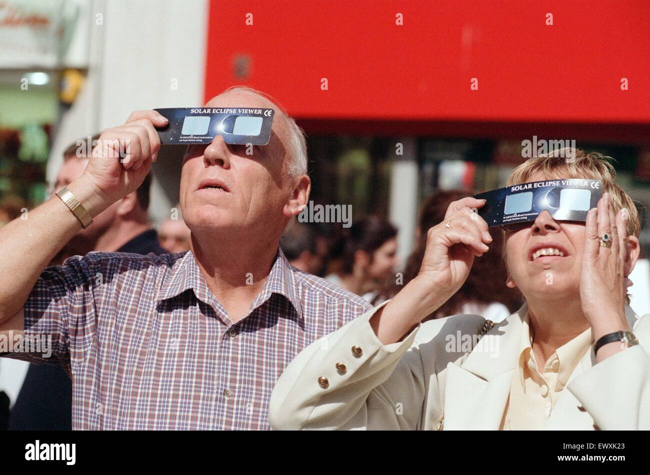 Persone che guardano un eclisse solare totale, Queen Street, Cardiff. 11 agosto 1999. Foto Stock