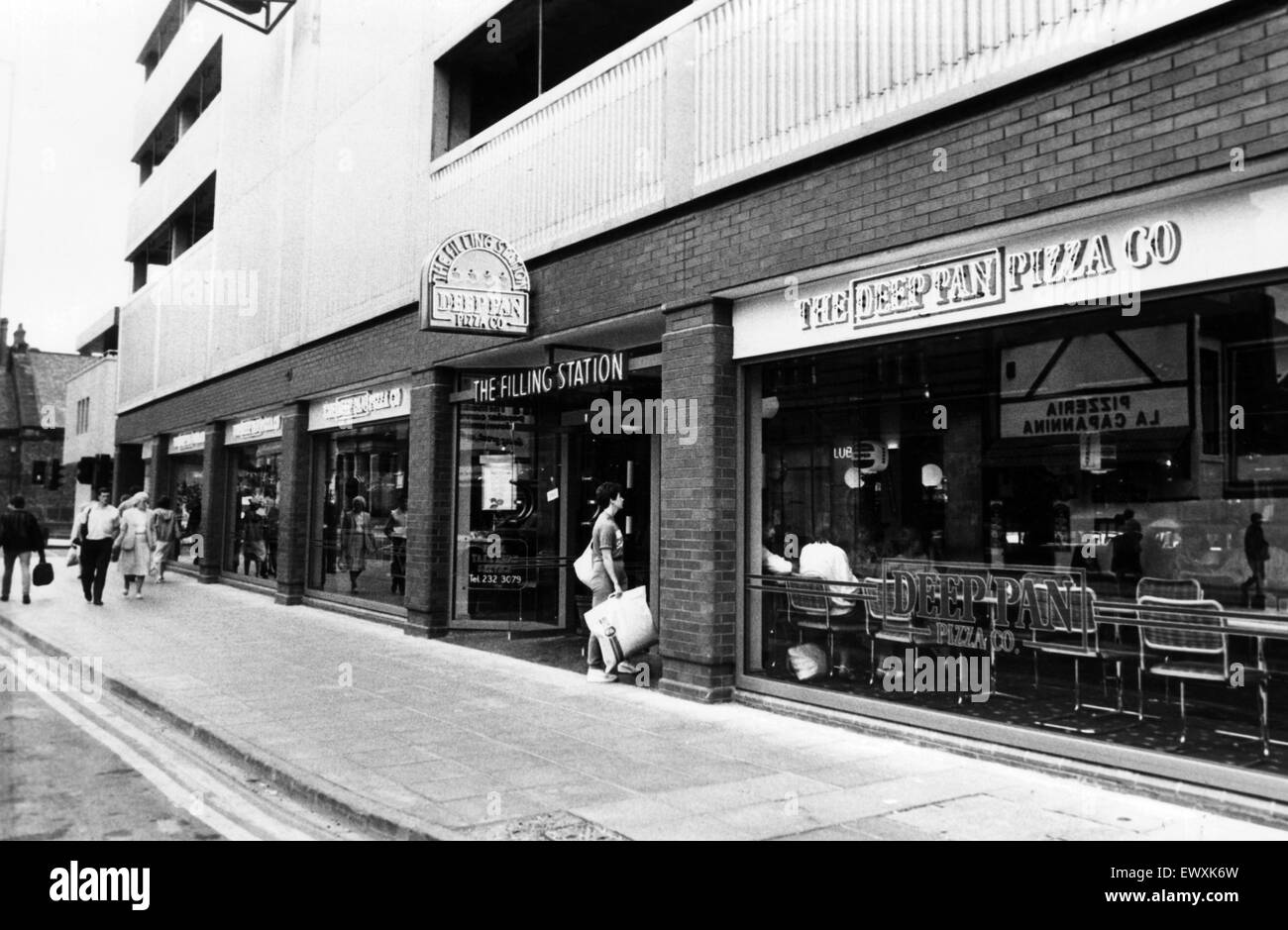 Il nuovo Deep pan pizza ristorante situato sotto il nuovo parcheggio nazionale in Northumberland Road, Newcastle. Il 13 agosto 1987. Foto Stock