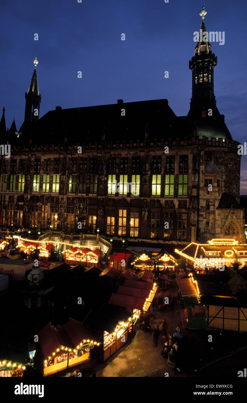 DEU, Germania, Aachen, Fiera di Natale al mercato di fronte al municipio DEU, Deutschland, Aachen, Weihnachtsmarkt auf dem M Foto Stock