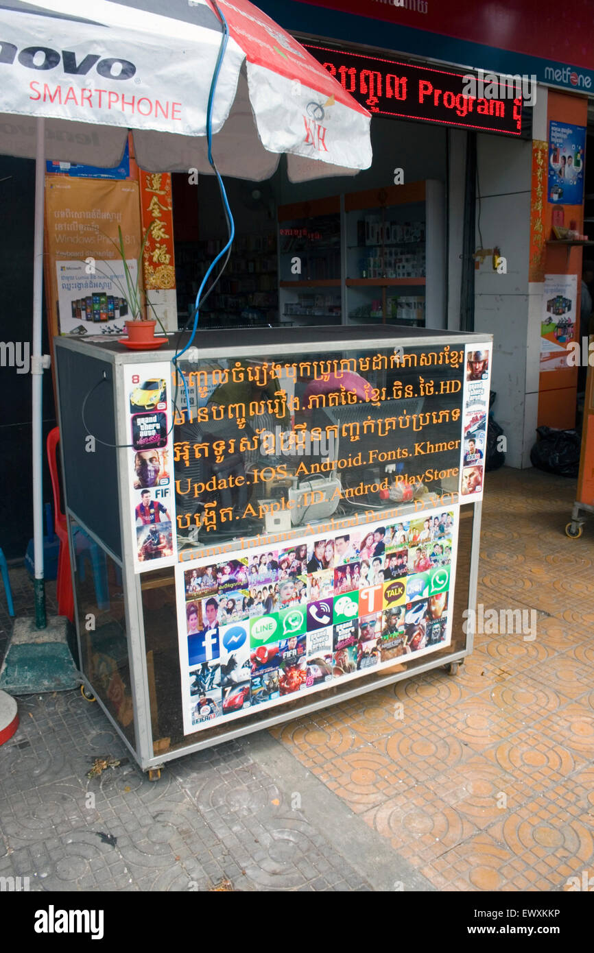 Un telefono shop offre il nuovissimo mobile gadget elettronici su un marciapiede della città di Phnom Penh Cambogia. Foto Stock