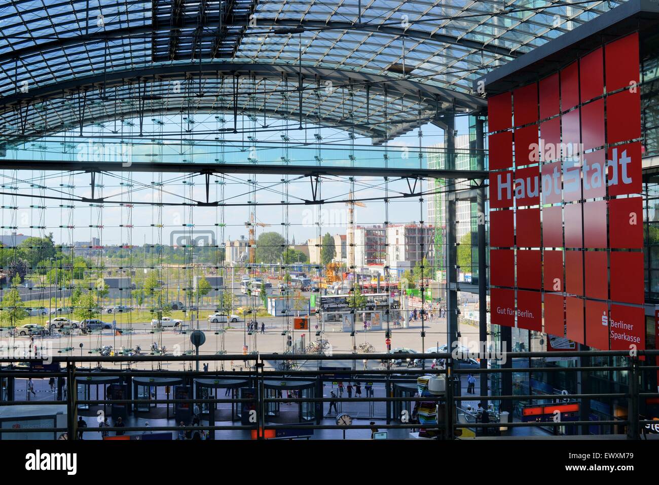 La stazione centrale di Berlino Hauptbahnhof si affaccia dall'interno attraverso la facciata in vetro, in Germania Foto Stock
