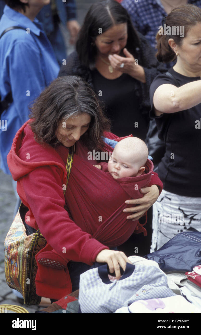 DEU, Germania, Aachen, madre con bambino al mercato delle pulci nella parte vecchia della città. DEU, Deutschland, Aachen, Mutter mit tipo a Foto Stock