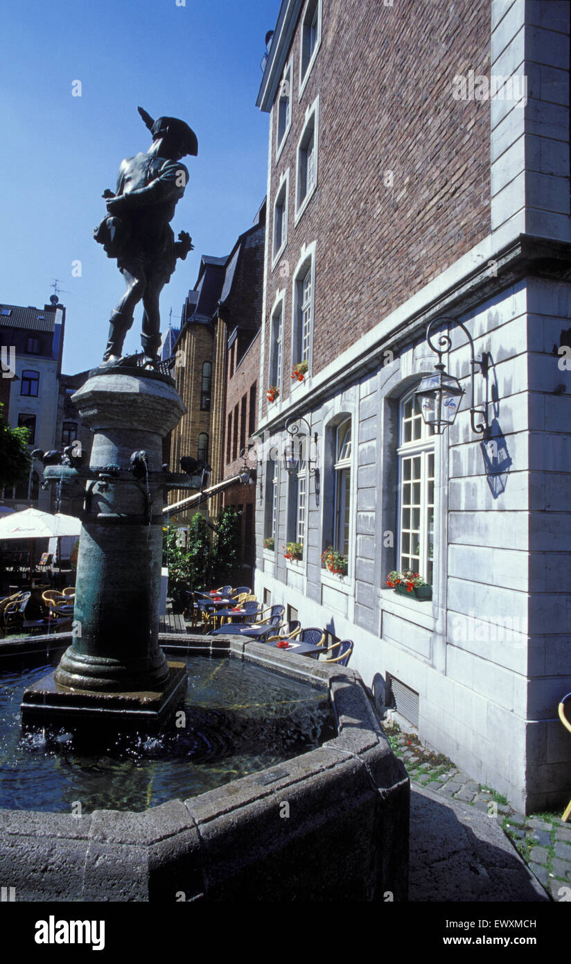 DEU, Germania, Aachen, il Huehnerdieb fontana al mercato Huehner. DEU, Deutschland, Aachen, der Huehnerdiebbrunnen auf dem Foto Stock