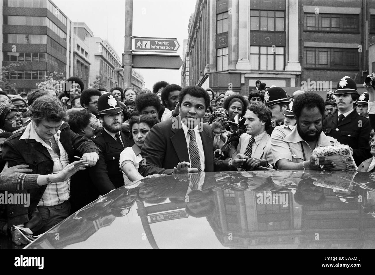 Muhammad Ali al di fuori dell'Odeon di Birmingham. 7 Giugno 1979 Foto Stock