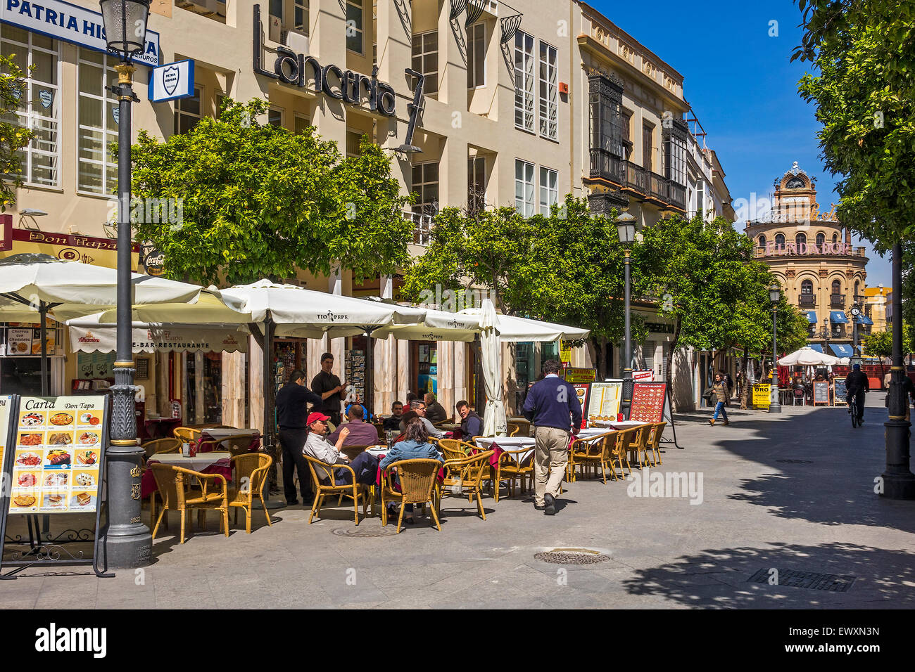 Per coloro che godono di una bevanda di Jerez de la Frontera in Andalusia Spagna Foto Stock