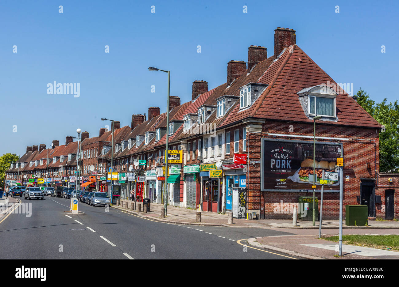 Fila di case a schiera e negozi su Deansbrook Road, High Street, Edgware, HA8, Inghilterra, Regno Unito. Foto Stock