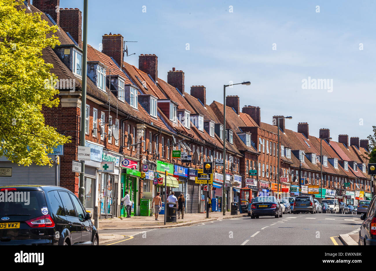 Fila di case a schiera e negozi al piano terra su Deansbrook Road, High Street, Edgware, HA8, Inghilterra, REGNO UNITO. Foto Stock